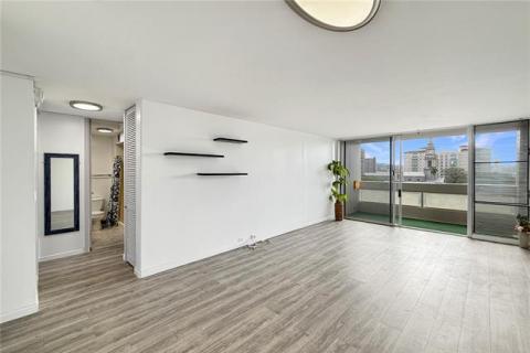 Banyan Tree Plaza(unit#705)